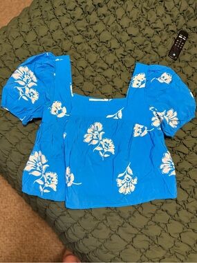 Square-Neck Blue Floral Puff-Sleeve Crop Top